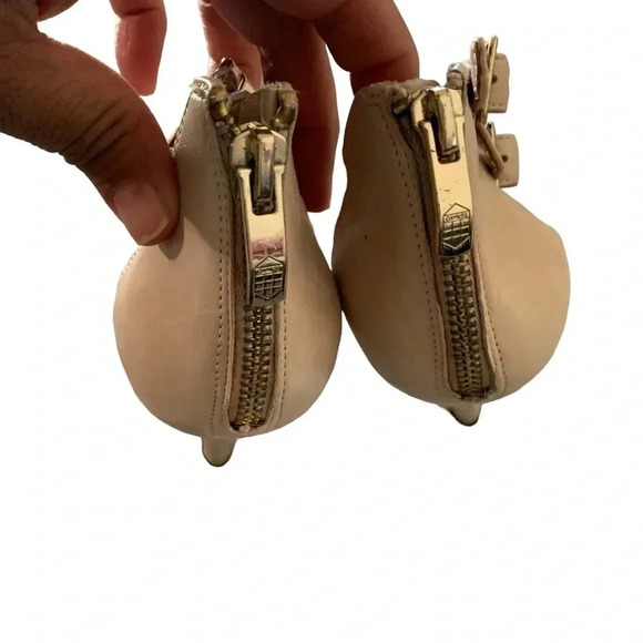 VINCE Camuto Conical studs march down the T-strap of an edgy sandal set - Picture 5 of 7